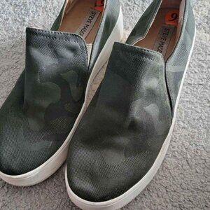 Womens size 9.5 Camo Steve Madden Slip On Shoes